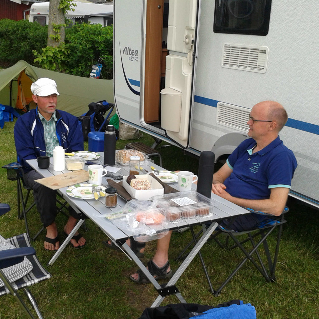 Søren og Martin nyder campinglivet